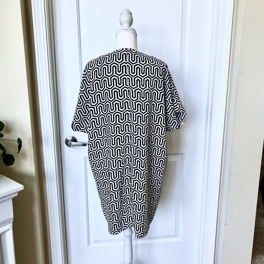 Chico's Geometric Print V-Neck Wedge Tunic Black White Size 0 Small 4/6 EUC - Picture 4 of 8